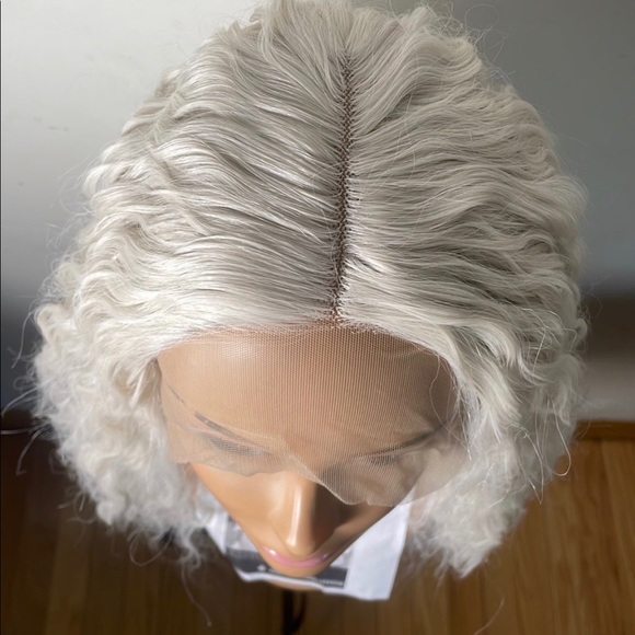 💫24” WHITE BLONDE  MIDDLE PART WAVY LACE FRONT WIG💫 *NWT*
🆕 - Picture 4 of 8